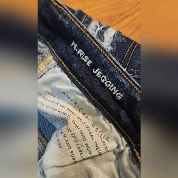 American Eagle distressed Dark Blue Jeans Sz 8 - Picture 4 of 7